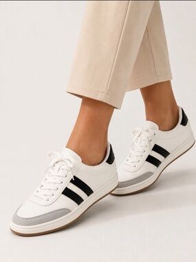 Madden Girl Navida Platform Sneakers Women’s Size 9 White Black NWT